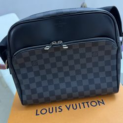 LOUIS VUITTON MESSENGER