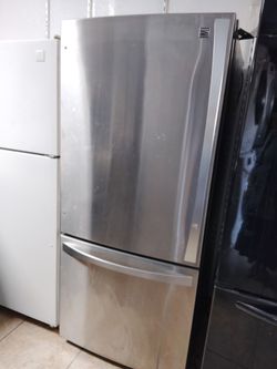 L.G. REFRIGERATOR WORKS GREAT