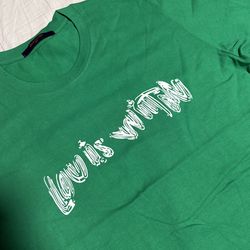t- shirt  LV  WOMEN Size small