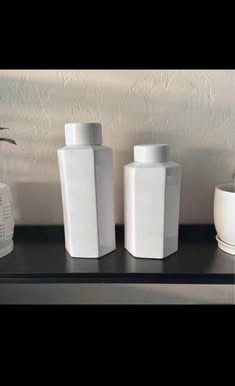 Home Decor Set of 2 Vases In Excellent Condition. Pick Up In Van Nuys CA