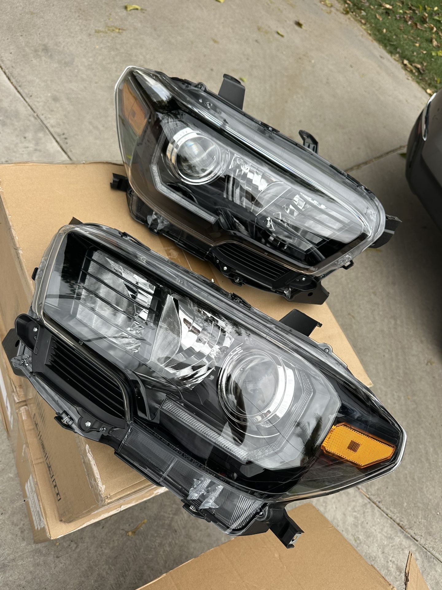 16-23 Toyota Tacoma Headlights New