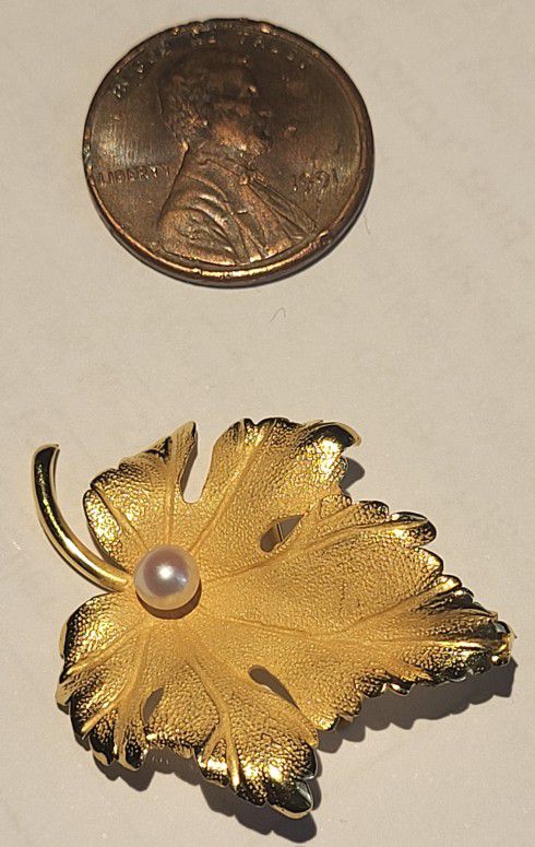 14 kt gold brooch with pearl 