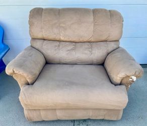 FREE Large Double Size, LA-Z-Boy Reclining Chair Clawed Corners Lots of Life Left