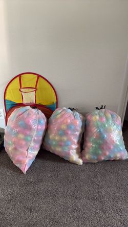 Ball pit with basketball hoop