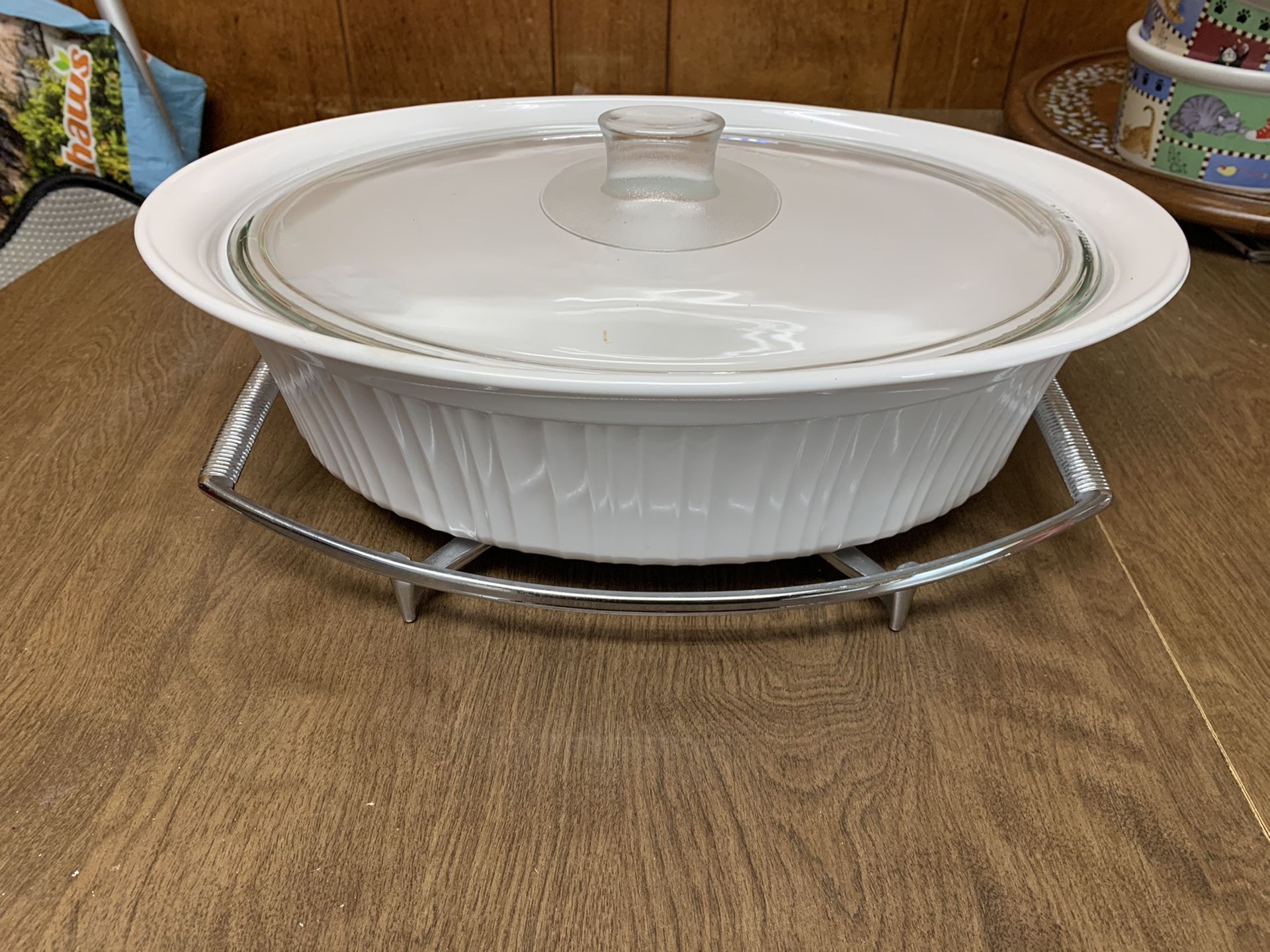 Vintage Pyrex/CorningWare Covered Oval Casserolle Dish w/ lid and chrome trivit