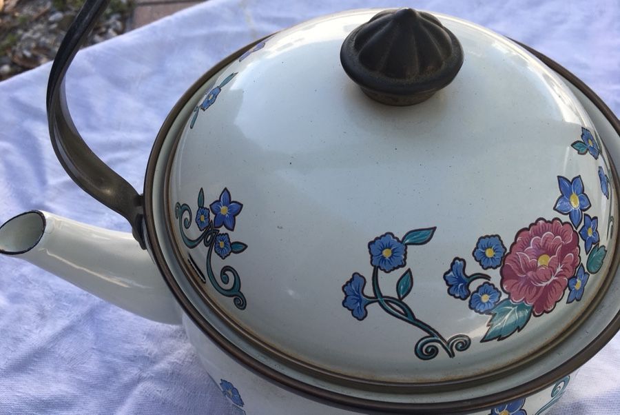 Beautiful Normandy Tea Pot nice shape
