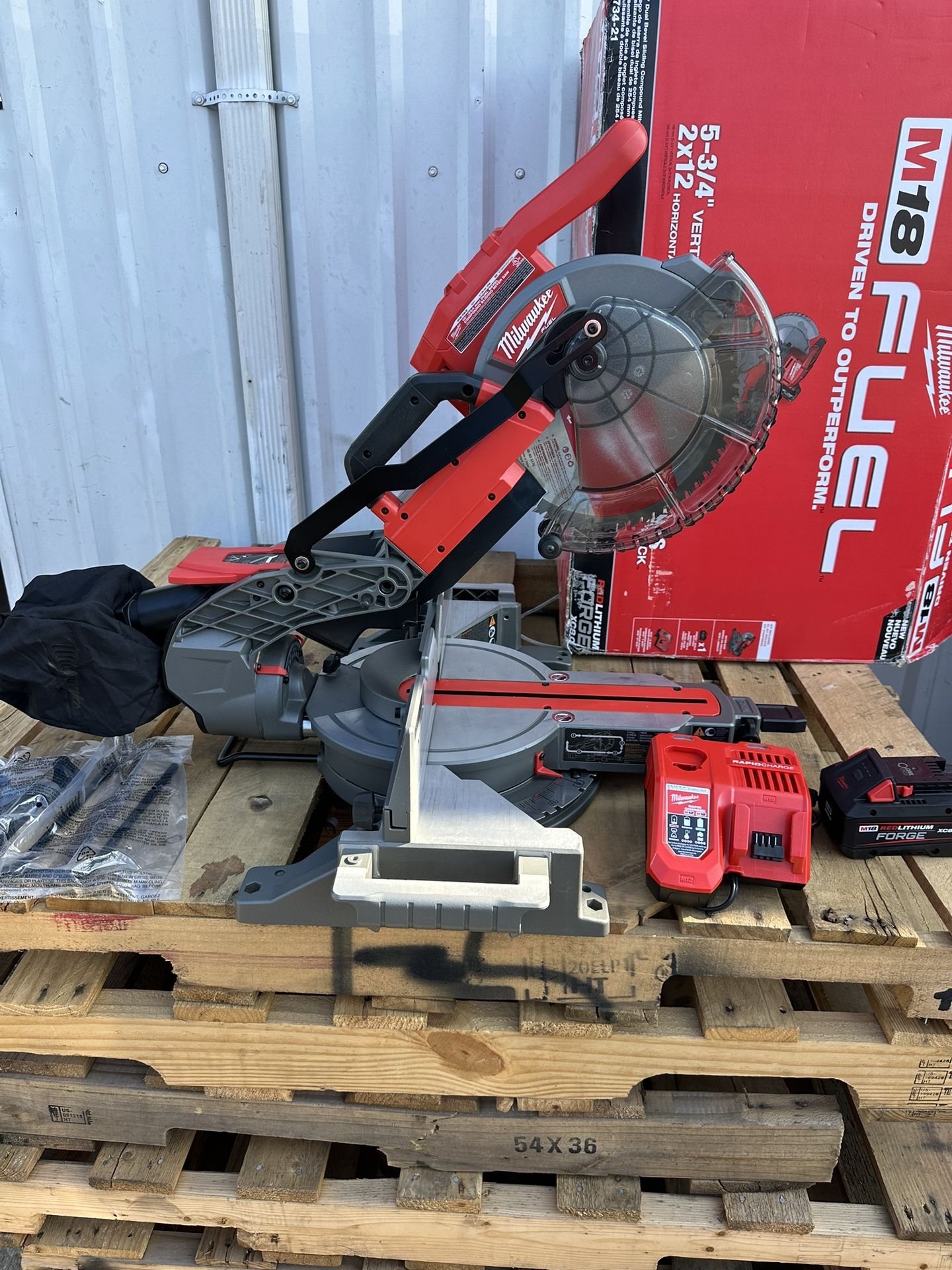 Milwaukee M18 FUEL 18V 10 in. Lithium-lon Brushless Cordless Dual Bevel Sliding Compound Miter Saw Kit with One 8.0 Ah Battery