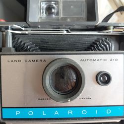 VINTAGE POLAROID CAMERA