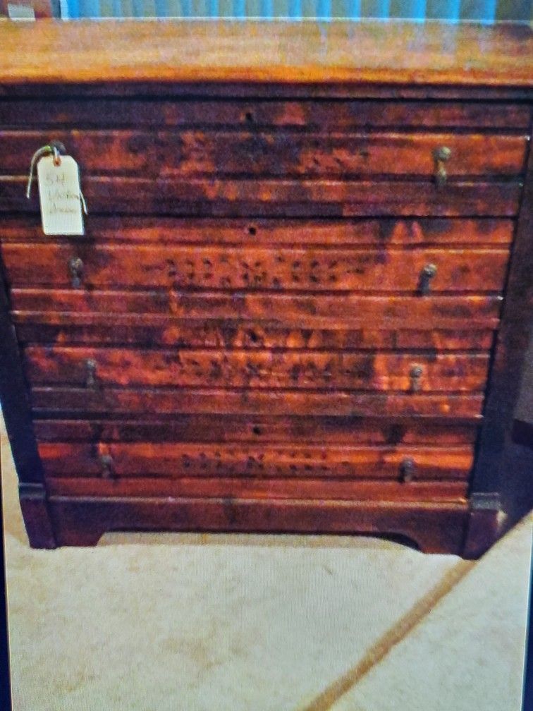 Chest Of Drawers /Antique / Victorian