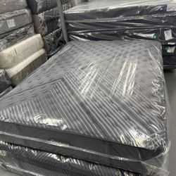 QUEEN SIZE SIMMONS BEAUTYREST BLACK SERIES 1 (EXTRA-FIRM) MATTRESS & BOX SPRING BED SET