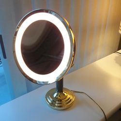 🌿🦋Lighted Magnifying Mirror 🦋🌿