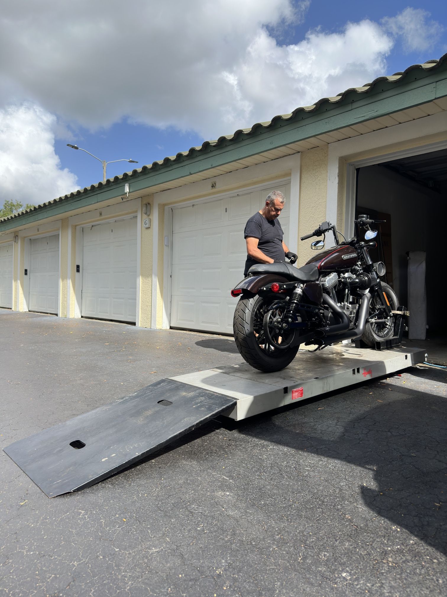 Handy SAM2-1000 Pneumatic Motorcycle Lift with Extensions - Perfect Working Condition