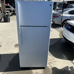 GE 17 Cu Ft Refrigerator And Freezer 