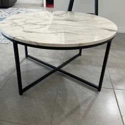 Coffee table in very good condition 