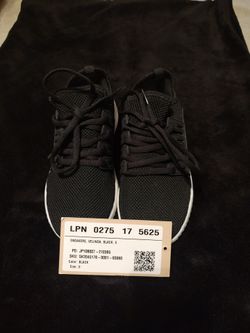 Black tennis shoes