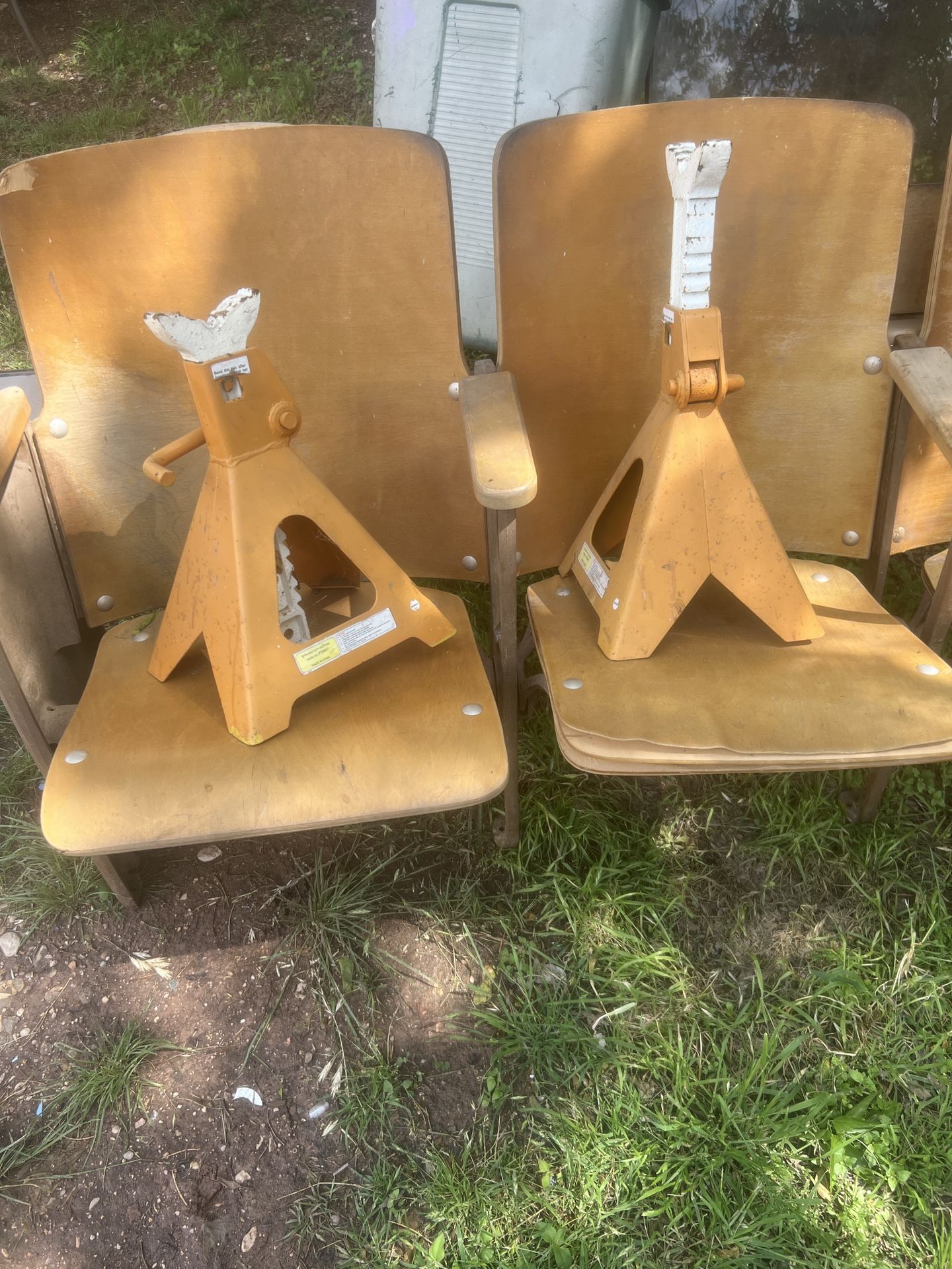 a pair of 6 ton jack stands