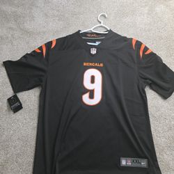 JOE BURROW #9 --(XXL) BLACK Cincinatti Bengals jersey...