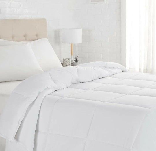 Amazon Basics Down Alternative Bedding Comforter Duvet Insert, King, White