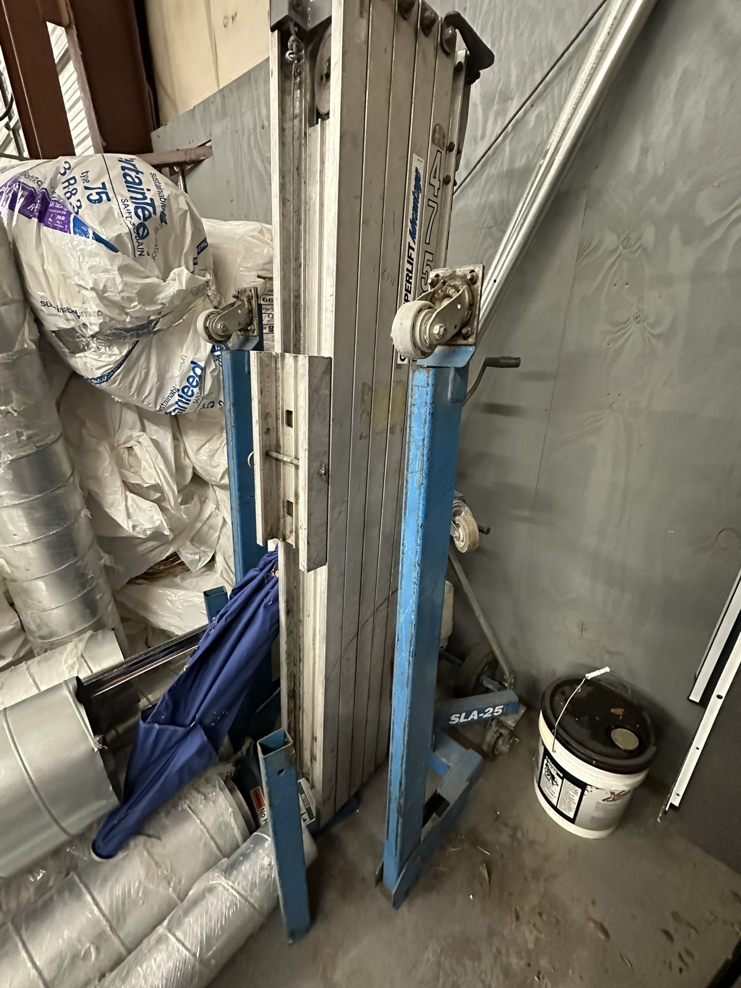 Material Lift 25ft