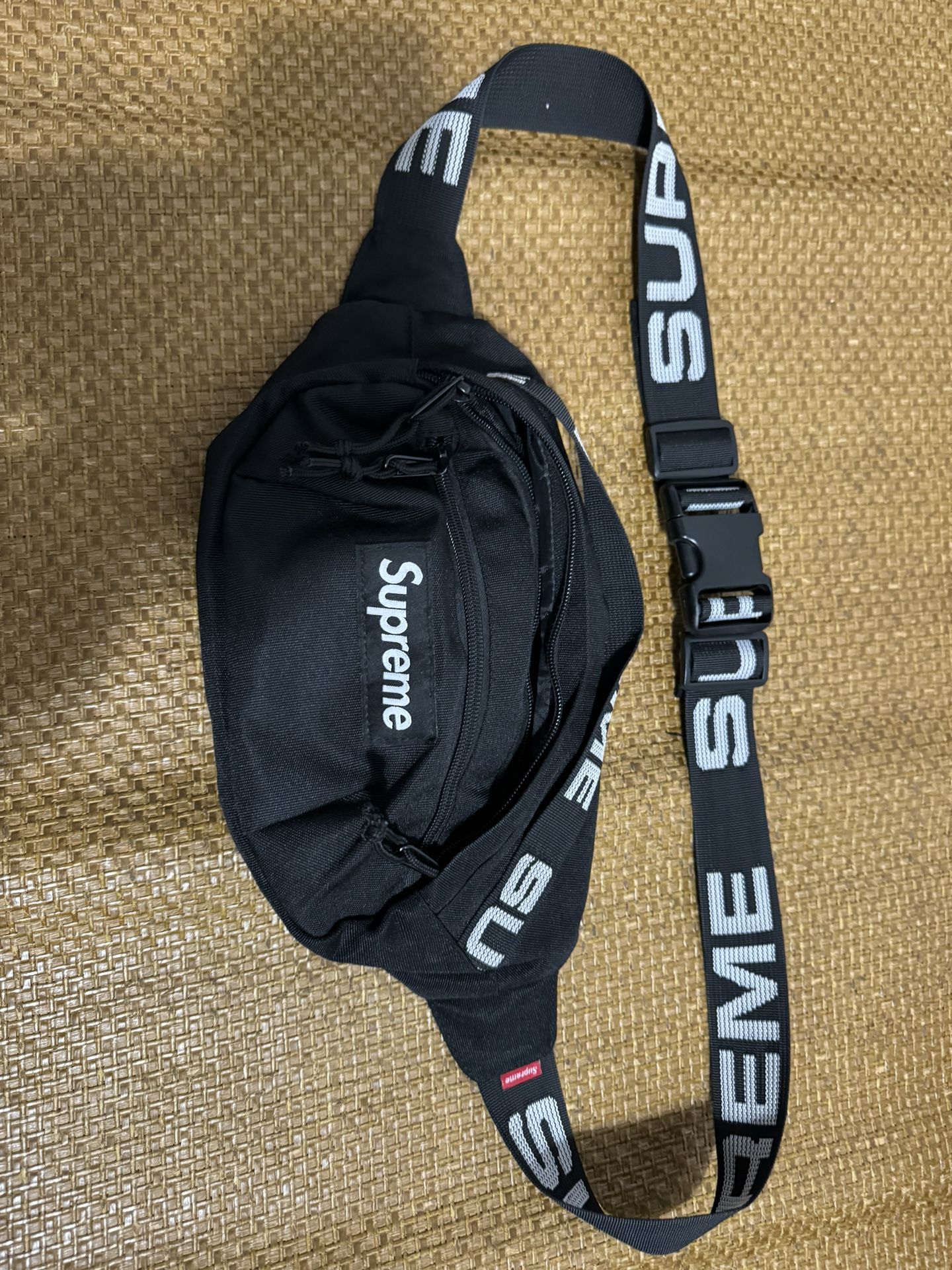 SUPREME waist bag for Sale in Glen Head, NY - OfferUp