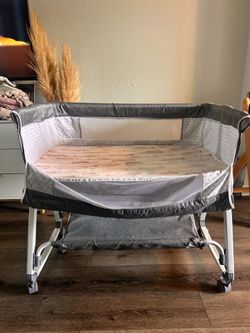 Bassinet+ mattress + 2 mattress sheets
