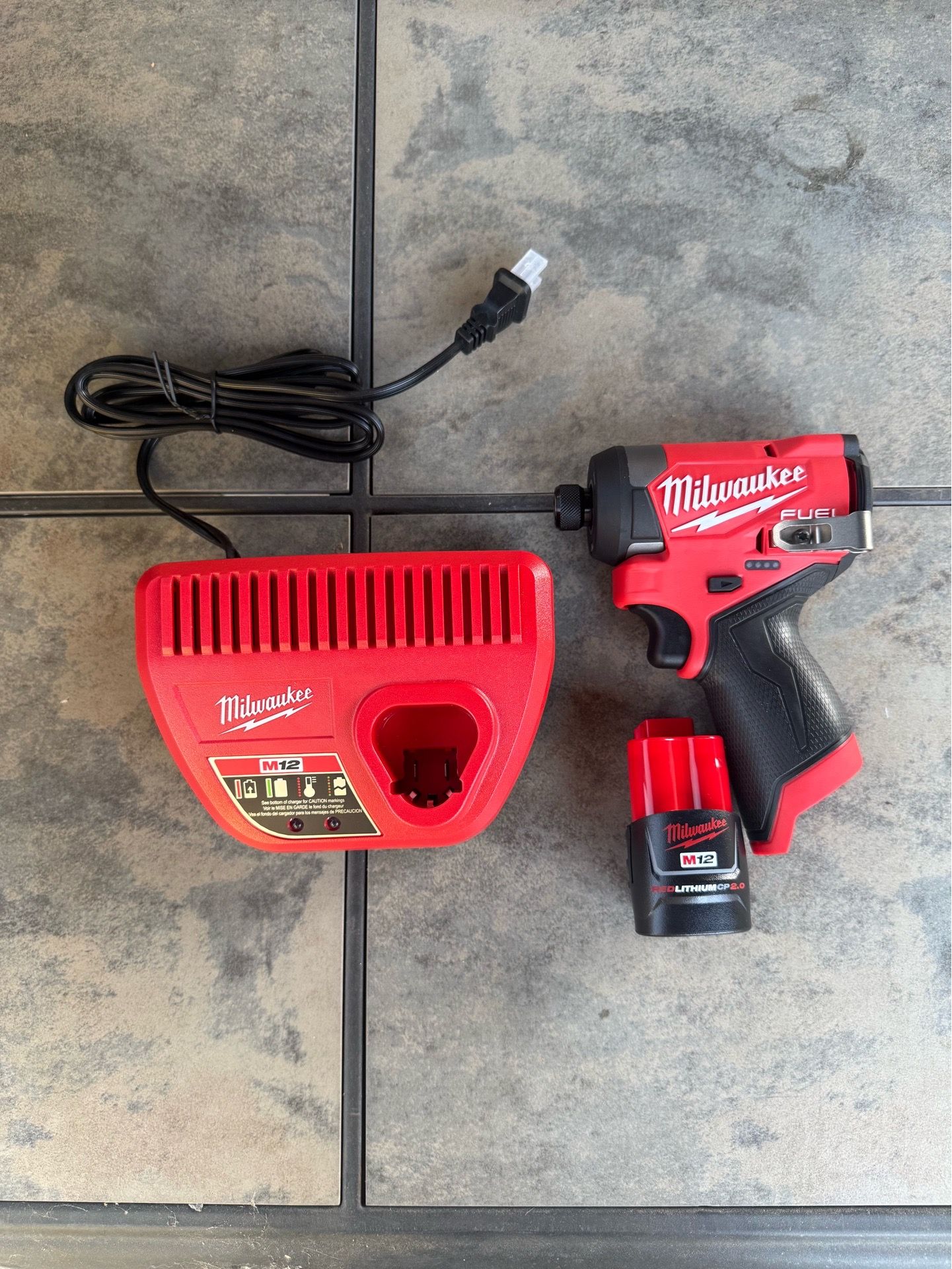 Impact Driver Fuel Kit with Charger and Battery Milwaukee M12