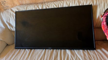 📺 Vizio D-Series 40” Smart TV (D40f-G9) – Works Great