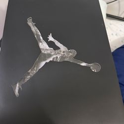 Jordan’s four brand-new never used brought the wrong size. These are size 7.