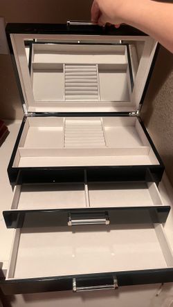 black jewelry box