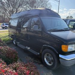 2007 Ford Econoline, 1999 GMC Savanna