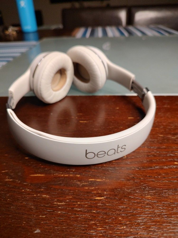 BEATS SOLO WIRELESS HEADPHONES MODEL A1796 WHITE