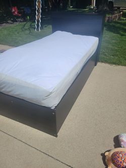 Twin Sz Bed With 3 Drawers Underneath