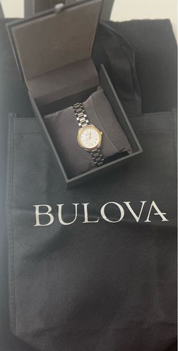 Reloj original viene con su bolsa son de Macy