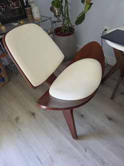 Shell Chair Lounge $100 OBO like new never use