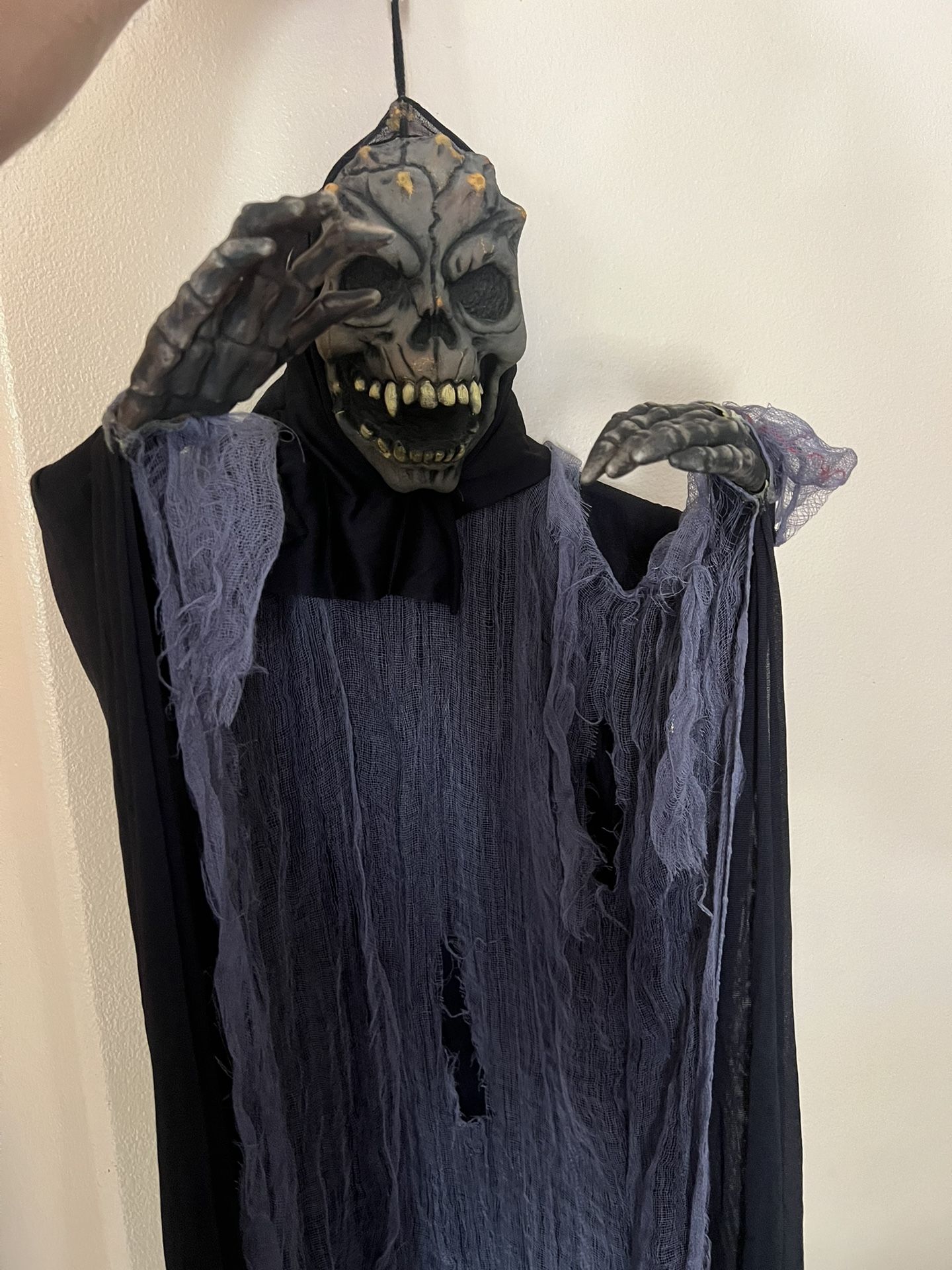 Halloween Horned Demon Skull Hanging Prop