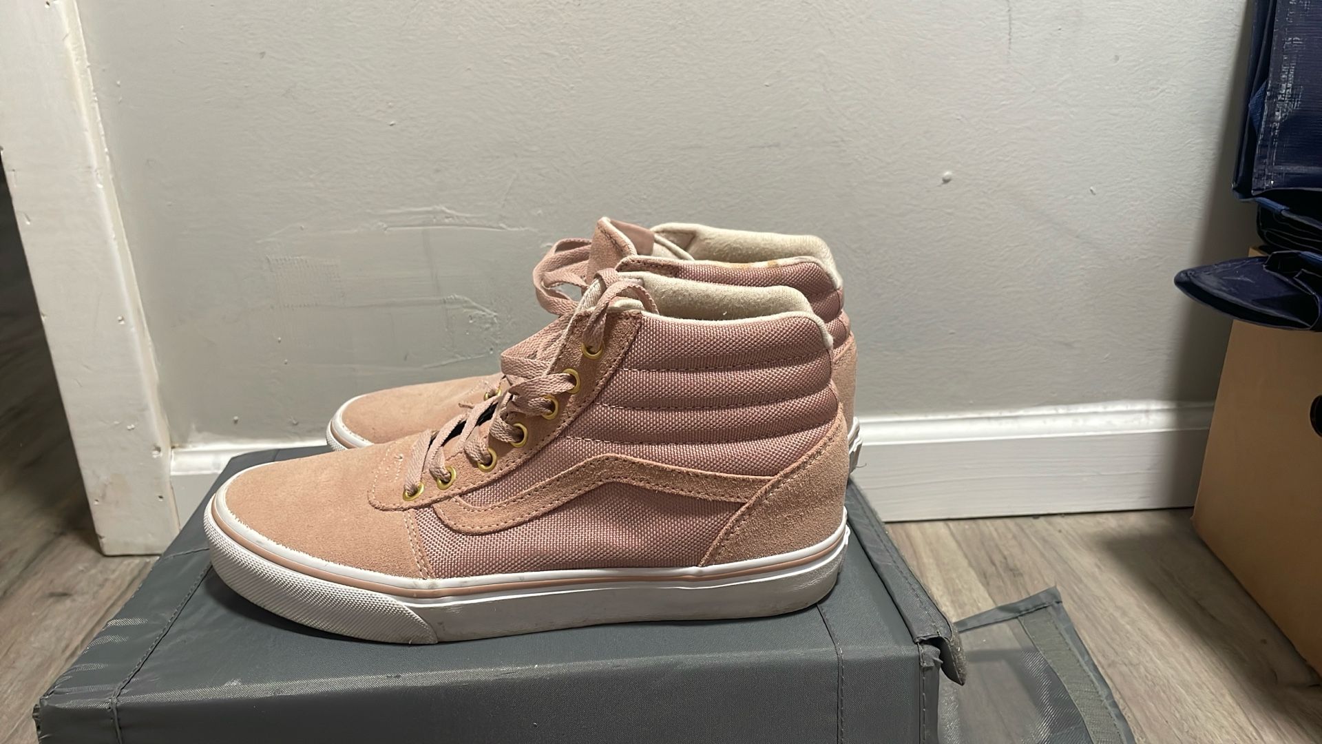 Women’s pink Vans