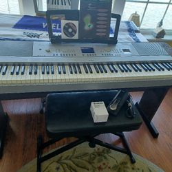 Yamaha DGX 640  Piano With Furniture Stand 