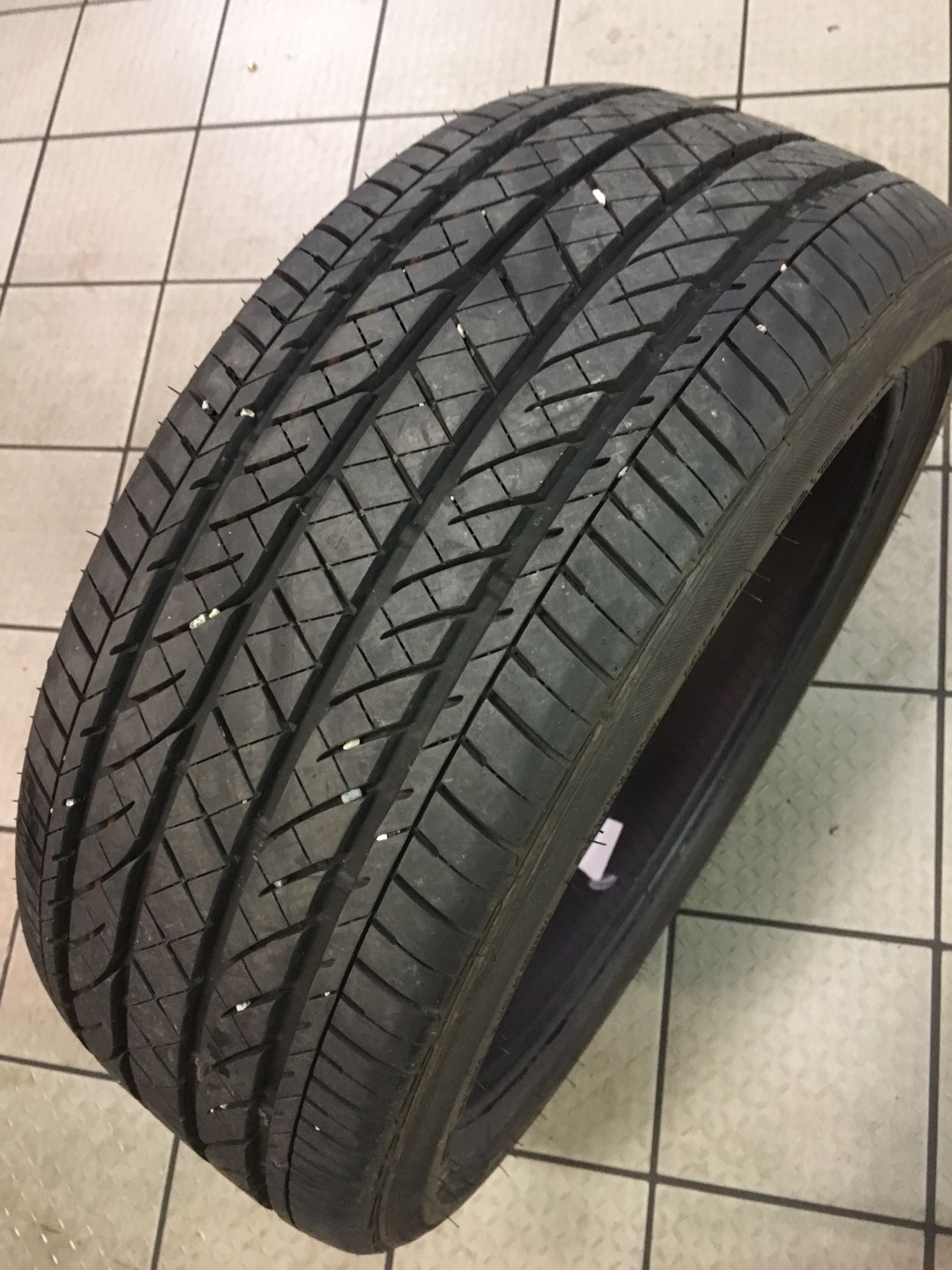 225 40 18 Bridgestone pozenta tire one