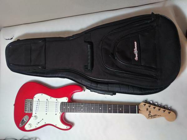 🎸Fender/Squier Mini Stratocaster Electric Guitar with Padded Road Runner Gig Bag In Excellent Condition!🎄