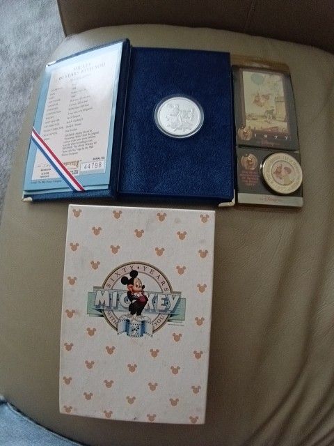 Disney 60 Year Commemorative Silver Coin 1 Troy Ounce And Disney Decades 1970s #20 Winn The Pooh Coin 1977
