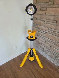 DEWALT 20V MAX Cordless Tripod Light