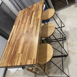 Island With 4 Stools 