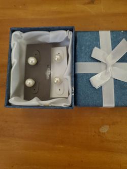 2 new sets of pearl earrings with box 📦 both for $20