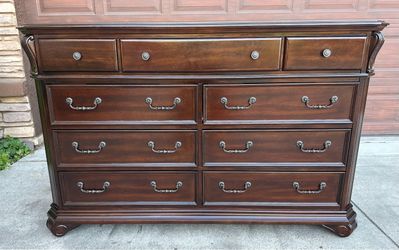 New Classic® Home Furnishings 9-Drawer Dresser
