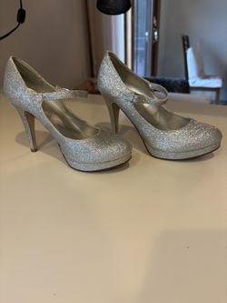 Ladies Size 6 1/2 Silver Sparkly Shoes 
