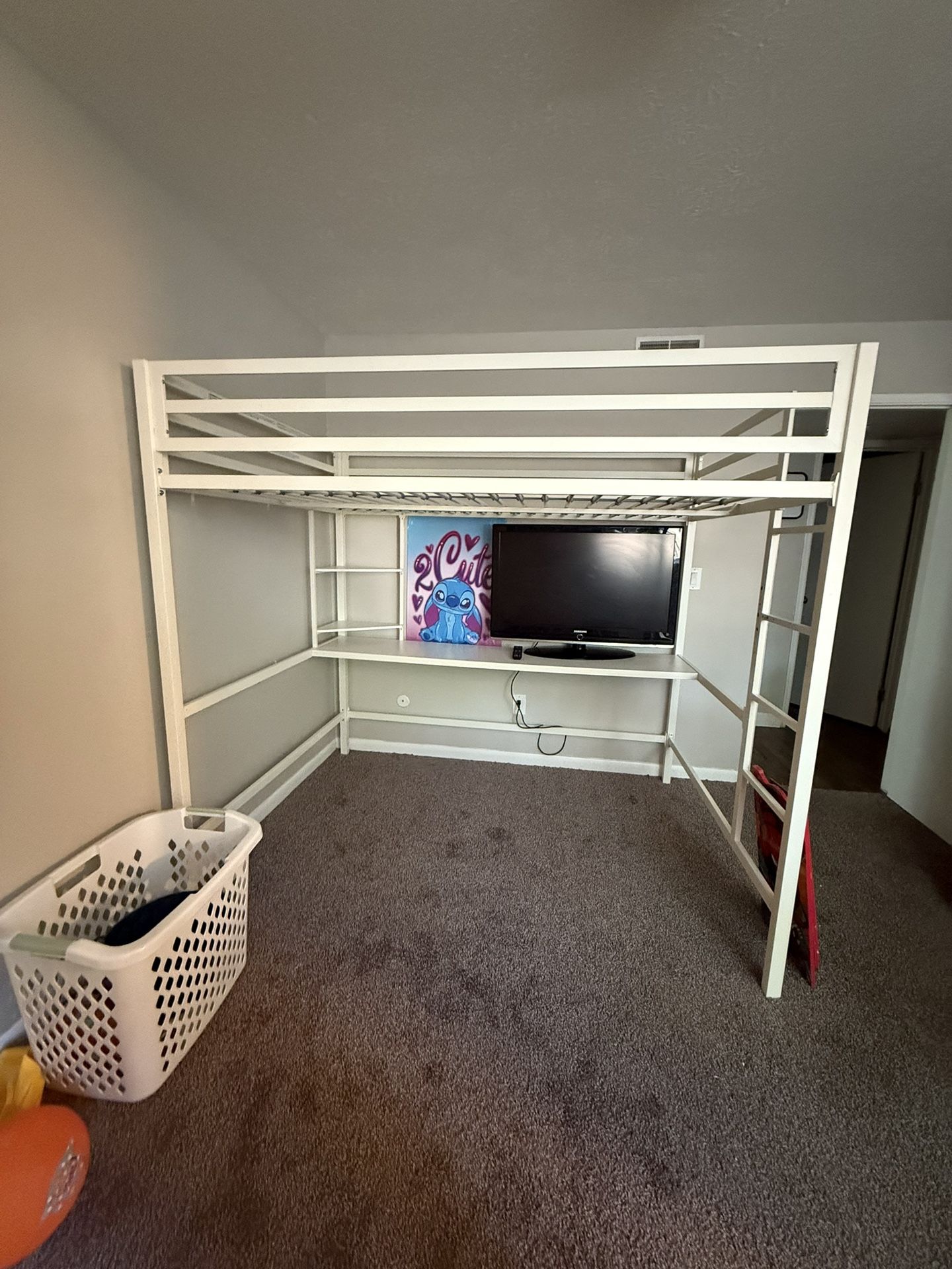 Loft bed With Built-in Desk & Shelf