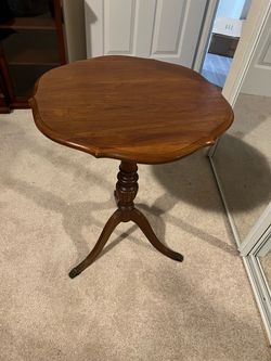 Wood Pedestal Side Table with Scalloped Top