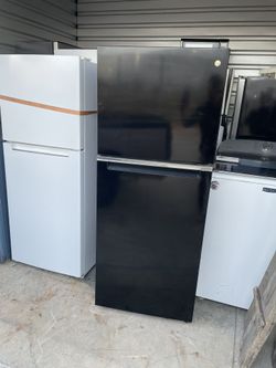 Semi New Apartment Size Refrigerator 10 Cu Ft Very Clean 