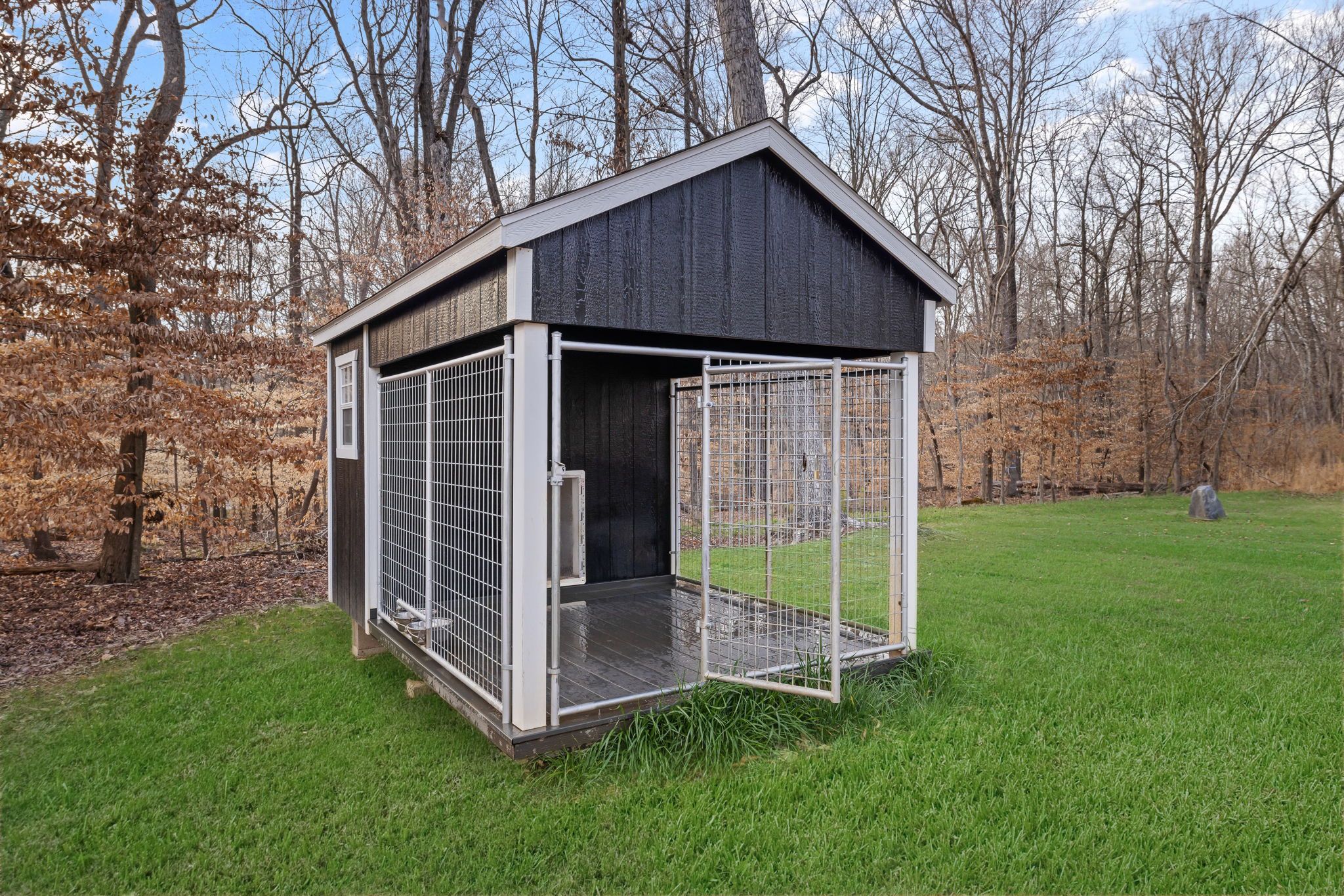 Elite Outside 8’x12’ Dog Kennel with A/C and Lights