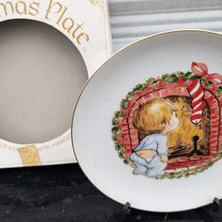 Christmas Hanging Ceramic Saucer Plate, Comes With a Plate Holder So You Can Display It On A Table.